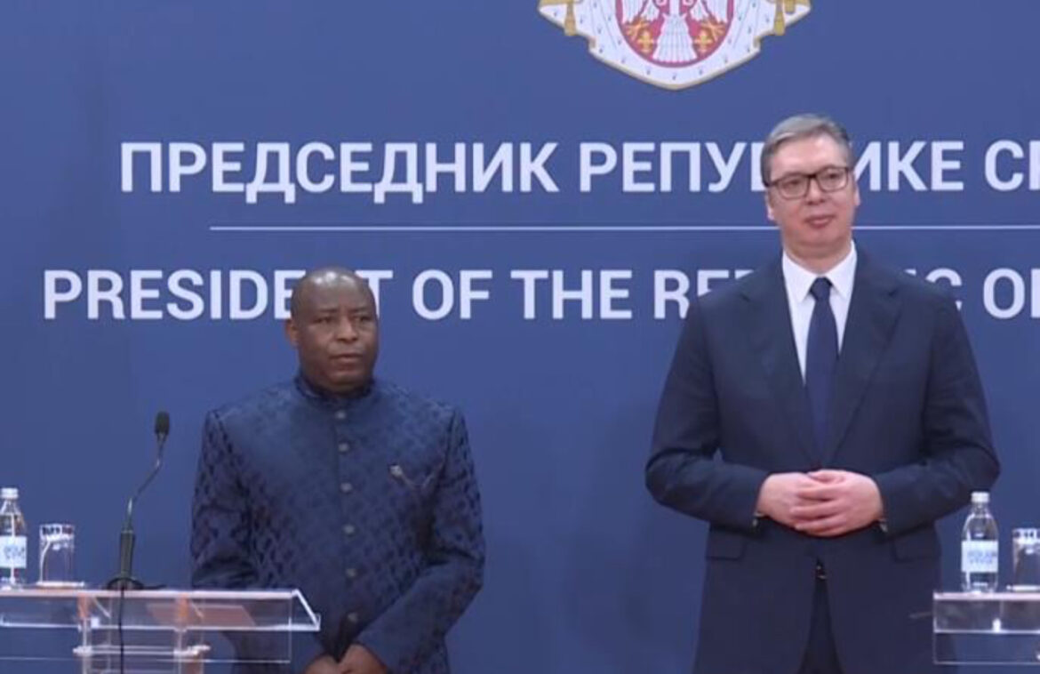POČINJE RAZMENA POTPISANIH SPORAZUMA! Obraćaju se predsednik Vučić i Evarista Ndajišimijea (VIDEO)