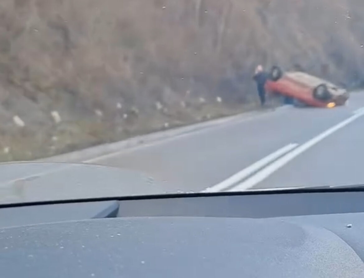 TEŠKA NESREĆA KOD KRALJEVA! Automobil se prevrnuo na krov! 