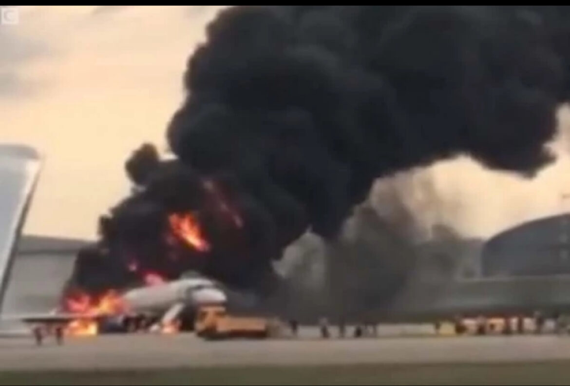 DRAMA NA AERODROMU! Zapalio se avion sa putnicima, usledila hitna evakuacija! (VIDEO)