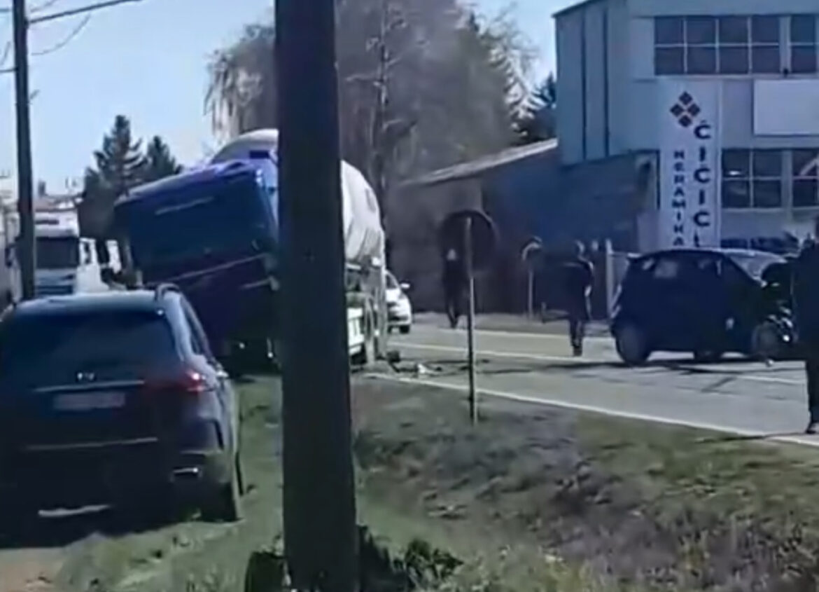 JEZIVA NESREĆA NA ULAZU U KOVIN! Teretnjak u kanalu, automobil smrskan spreda, Hitna i vatrogasci na licu mesta! (FOTO)