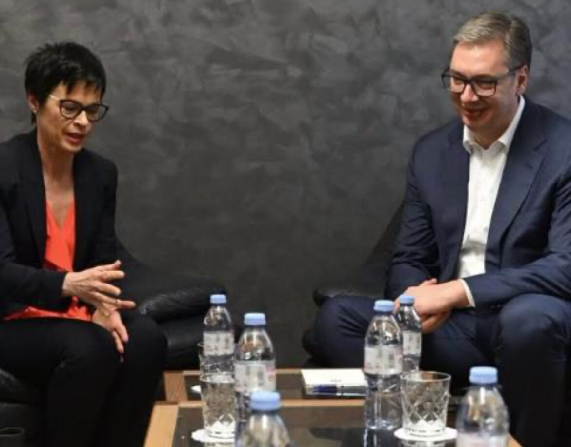 VUČIĆ SE SASTAO SA MARTOM KOS: Predsednik Srbije u Briselu razgovarao sa evropskom komesarkom za susedstvo i proširenje