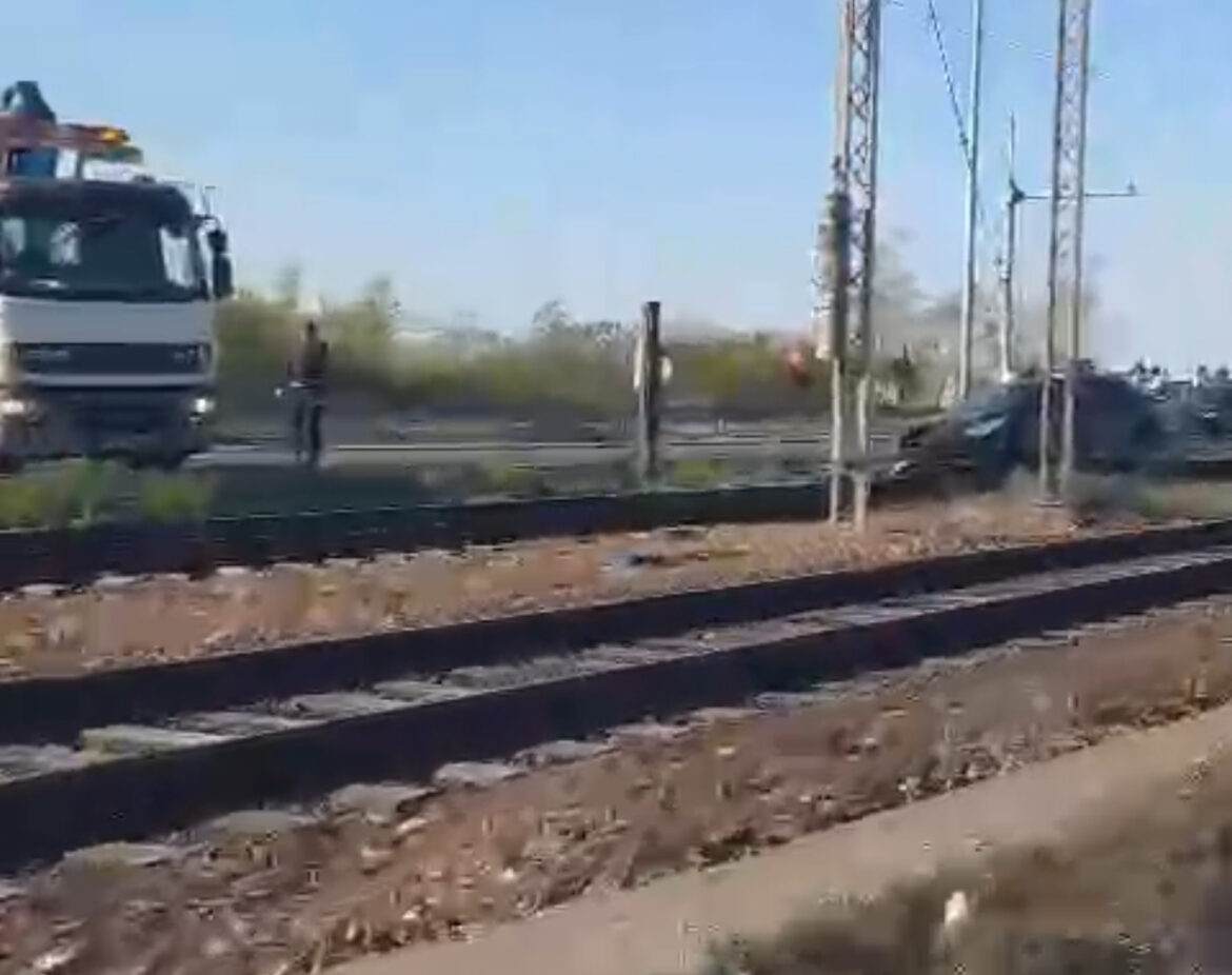 Auto sleteo na prugu na Pančevačkom mostu( VIDEO)