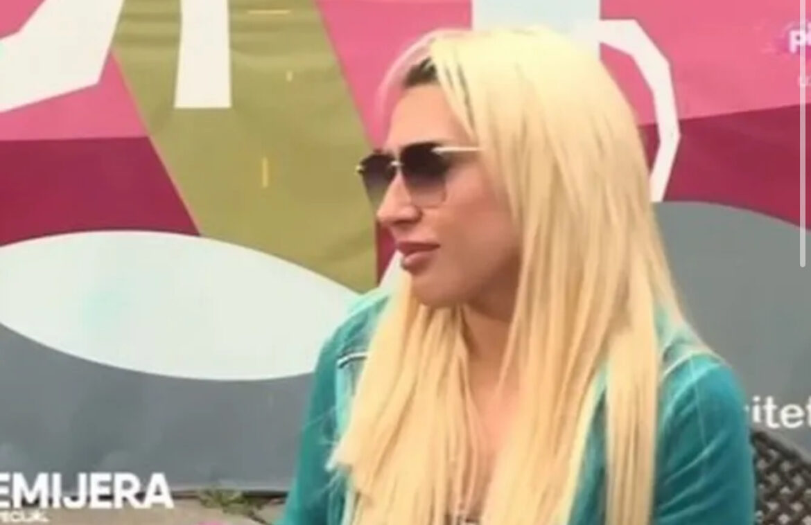 KRALJICE SE VOZE U MERCEDESU: Jovana Jeremić sa ćerkom pozirala ispred MEČKE OD 50.000 evra, pa najavila NOVI HAOS! (FOTO)