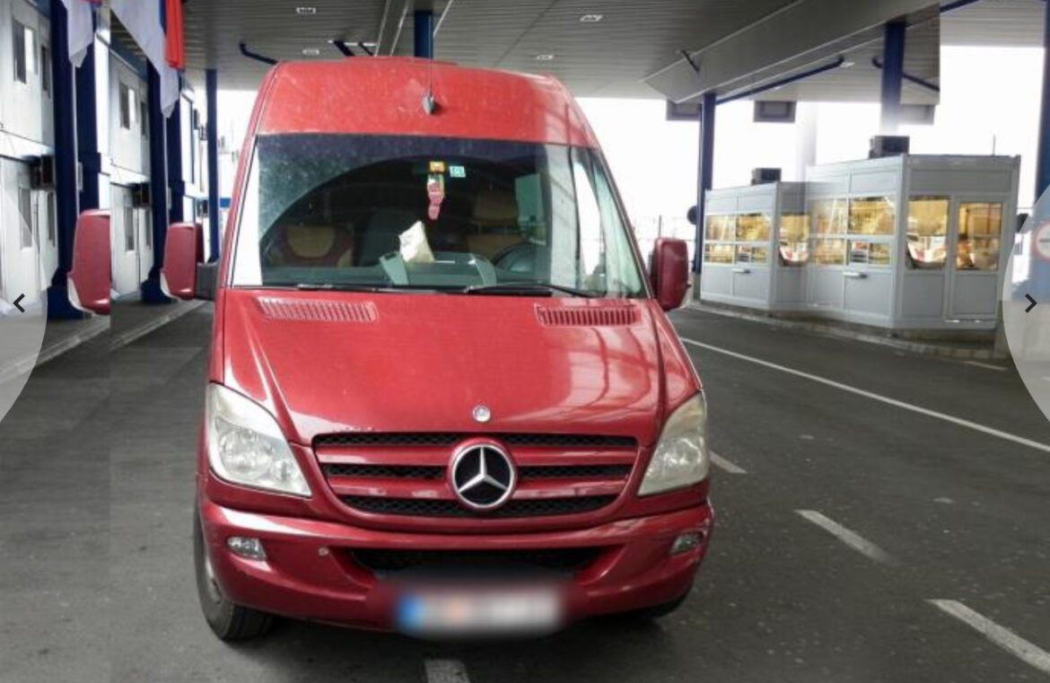 NA BATROVCE PRISTIGAO CRVENI KOMBIĆ, U NJEMU VOZAČ I SAMO JEDAN PUTNIK! Rekli da prevoze polovan nameštaj, a onda su carinici otkrili ŠEST DŽAKOVA (FOTO)