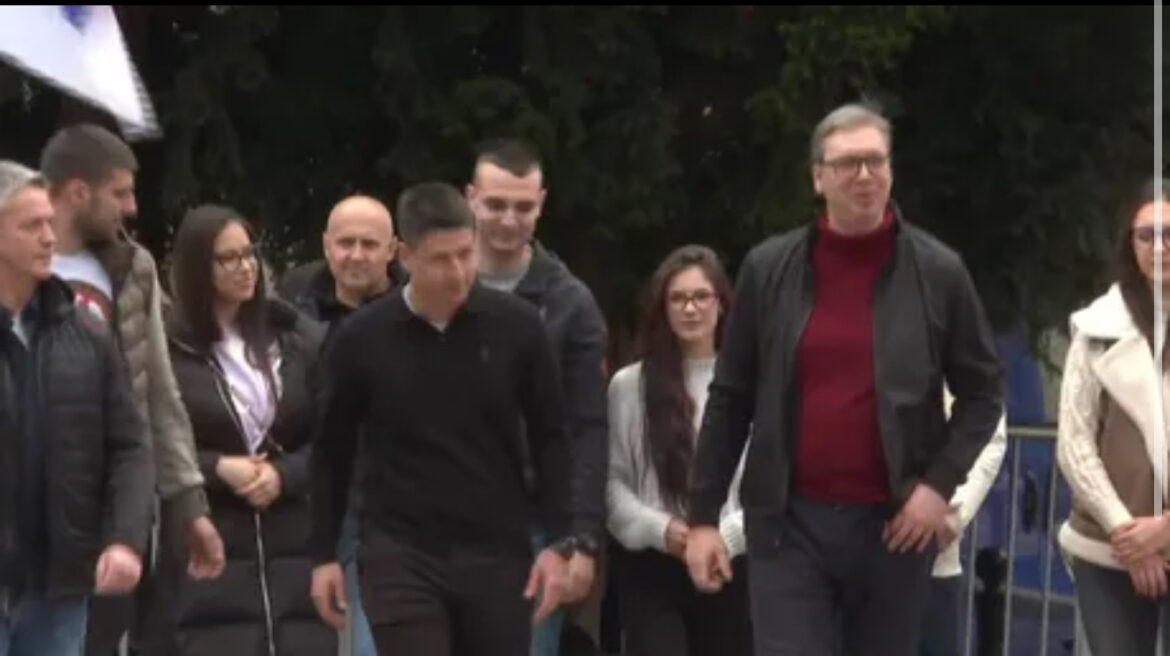 Vučić obilazi studente okupljene u Pionirskom parku