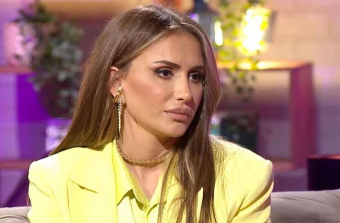 OVO JE MAJKA EMINE JAHOVIĆ: Mnogi misle da nimalo ne liče, a evo koliko je na nju ponosna (FOTO)