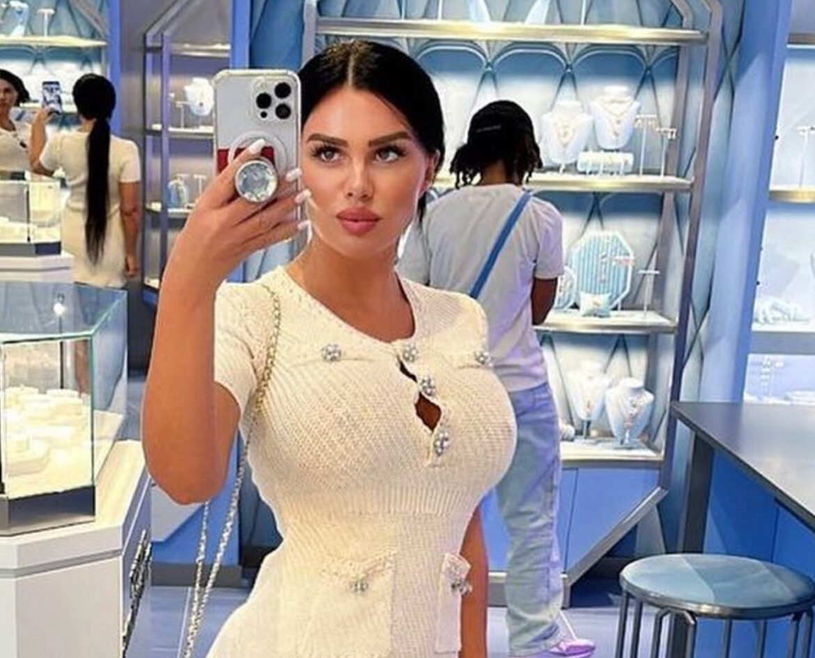 MOKRA STANIJA PRATILA NOVAKA U MAJAMIJU: Svi gledali u GRUDI vrele starlete! (FOTO)