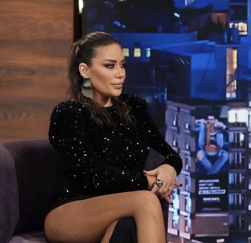 MAJKA ANE NIKOLIĆ GRMI U MINI BIKINIJU: Bezobrazna poza u bikiniju na pesku zasenila mreže, sad je jasno na koga je pevačica zgodna! (FOTO)