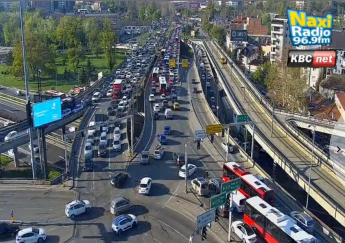 KOLAPS NA AUTOKOMANDI: Gužve i na mostovima, saobraćaj otežan u ovim delovima Beograda (foto)