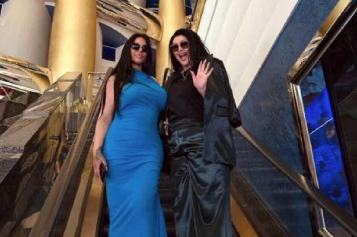 DRAGANA MIRKOVIĆ I SEKA ZAPALILE DUBAI: Prošetale u zanosnom stajlingu hotelom sa SEDAM zvezdica, pa sele da piju kafu sa 24-karatnim zlatom (FOTO)