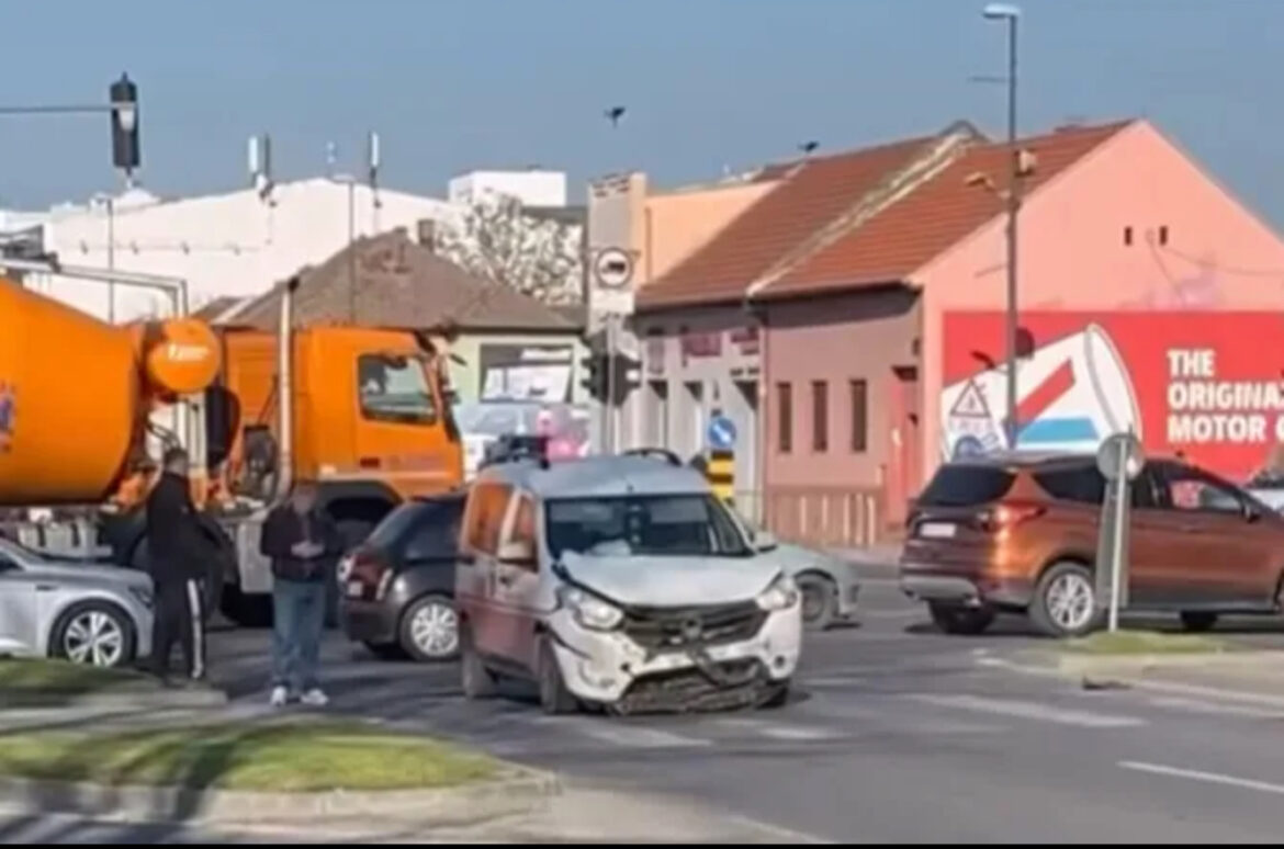 Sudar na raskrsnici u Novom Sadu: Prednja strana vozila uništena, saobraćaj usporen