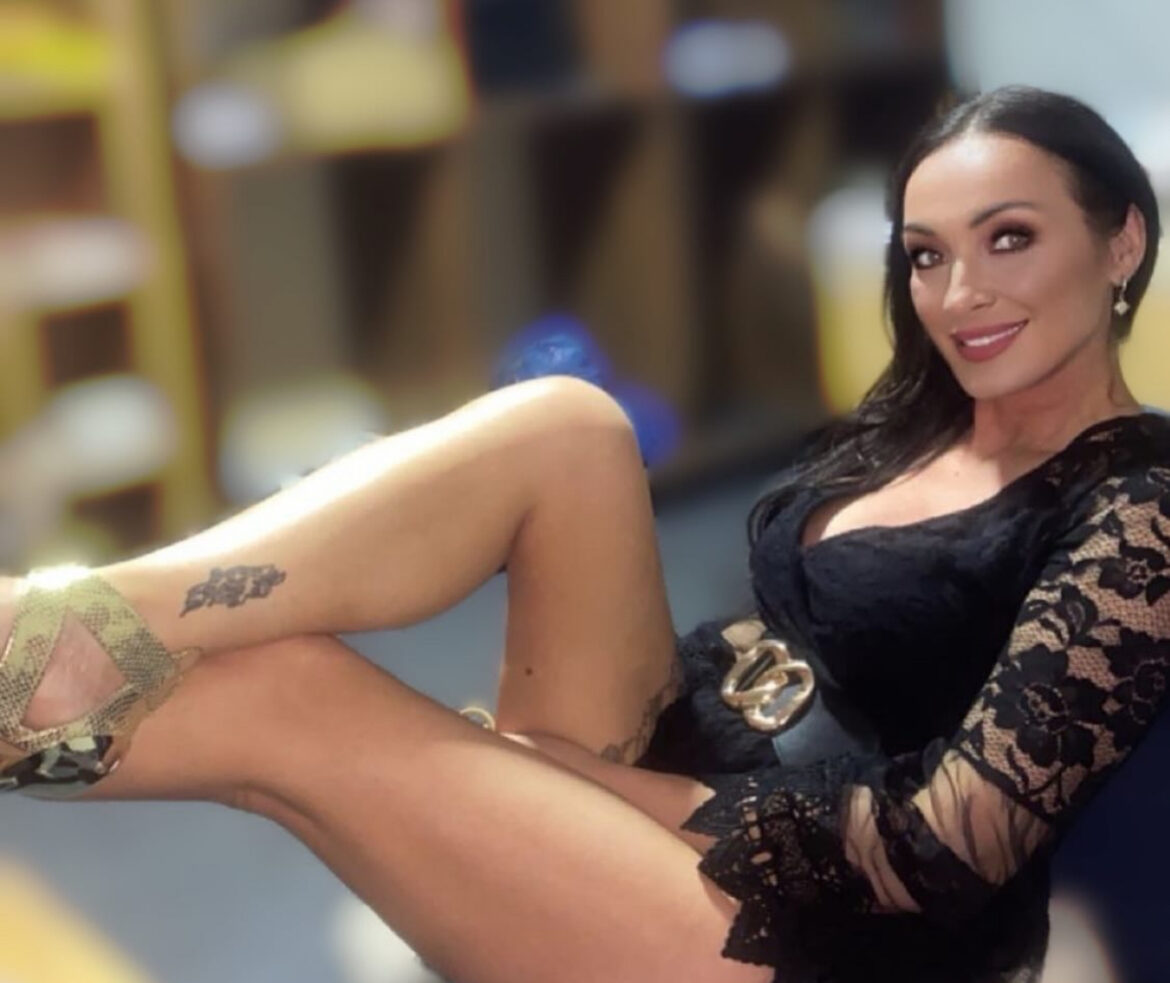 NAŠA PEVAČICA DOŽIVELA UDES, KOLIMA SE ISPREVRTALA NA AUTOPUTU! Život joj se preokrenuo u sekundi, tada je mislila da je sve gotovo!