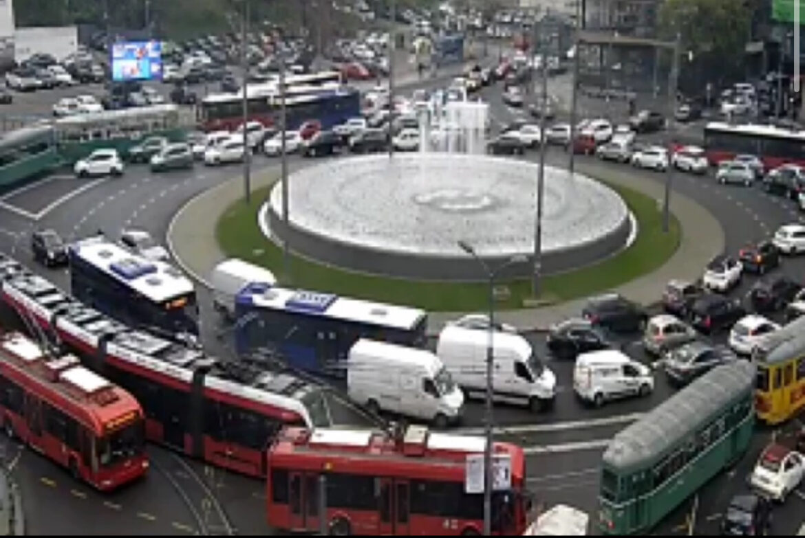 KOLAPS U BEOGRADU! Automobili stoje na Autokomandi, isto je i na Slaviji: EVO GDE SU JOŠ GUŽVE! (VIDEO)