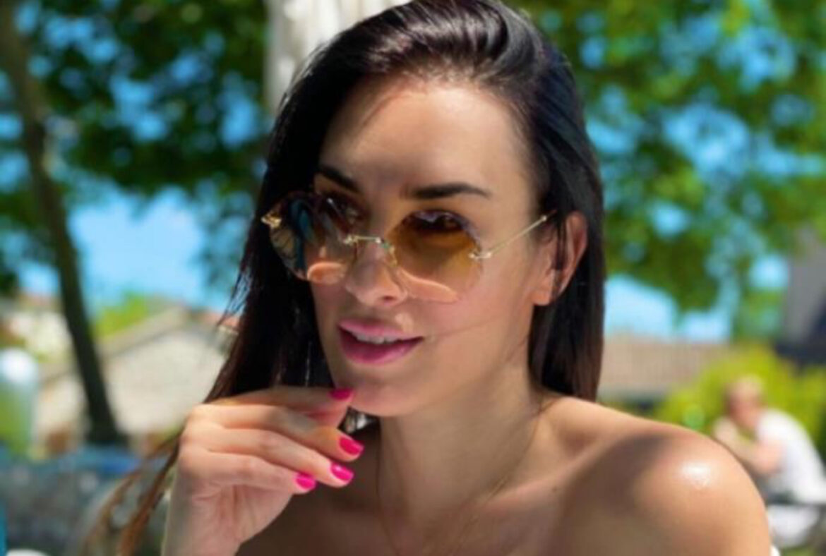 IVANA KORAB POKAZALA SVOJE BRUTALNO TELO! Ima dvoje dece i pločice na stomaku, manekenka vrelim kadrovima raspametila sve (FOTO)