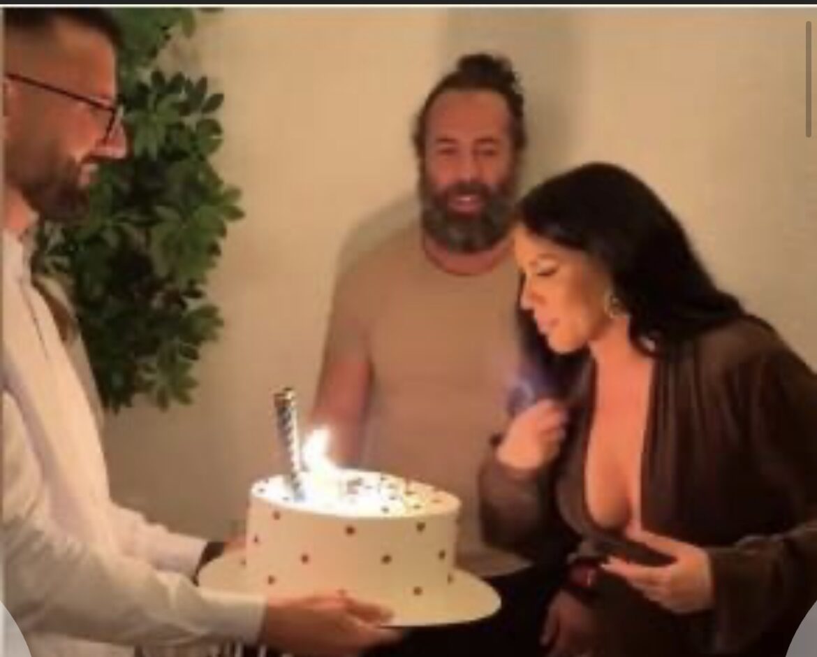 ZAUSTAVILI ŽURKU ZBOG SEKE ALEKSIĆ! Pevačica bila na privatnoj proslavi, a kad je došla ponoć sve stalo da bi pevačica oduvala svećice za rođendan (FOTO)
