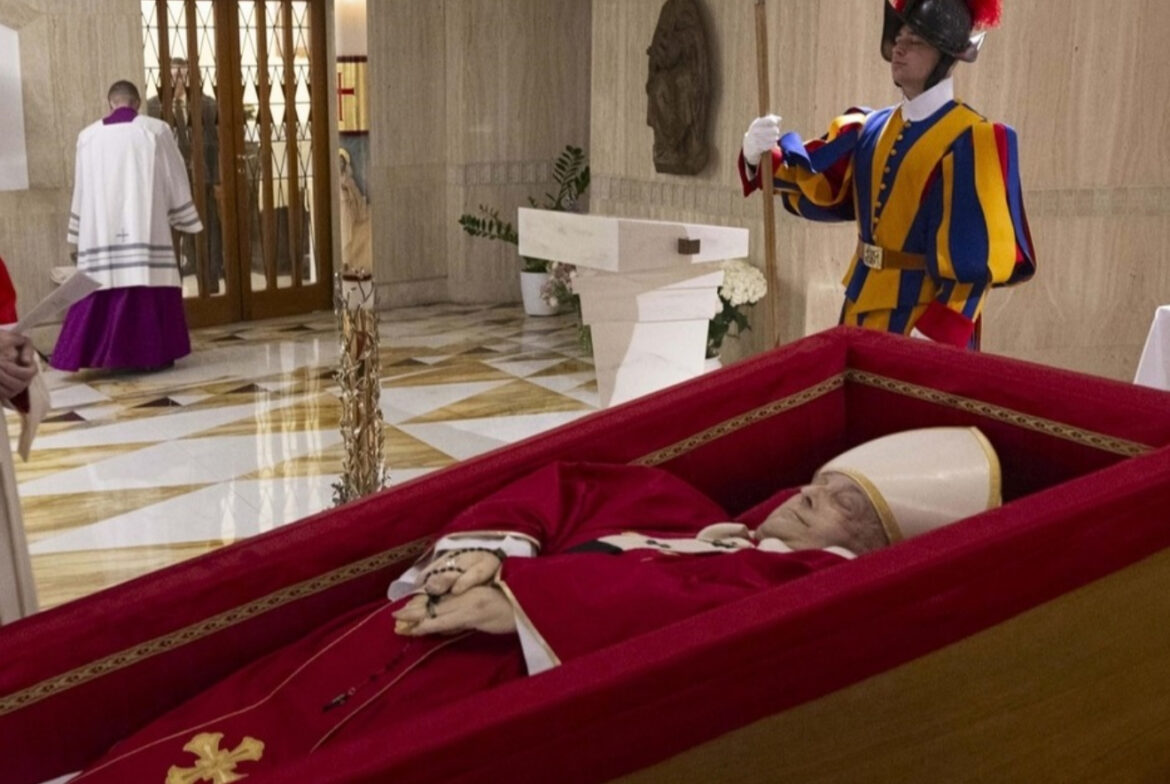 DAN NAKON SAHRANE PAPE FRANJE: Kolone vernika čeka u redu da poseti grob!