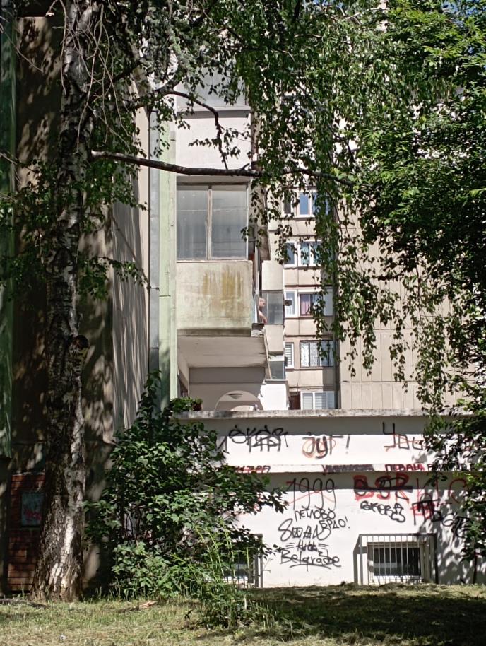 PRVE SLIKE SA MESTA DRAME U RAKOVICI: Muškarac na terasi, drži nož i preti! Veliki broj policajaca oko zgrade, svi uznemireni, njegovi roditelji uplakani