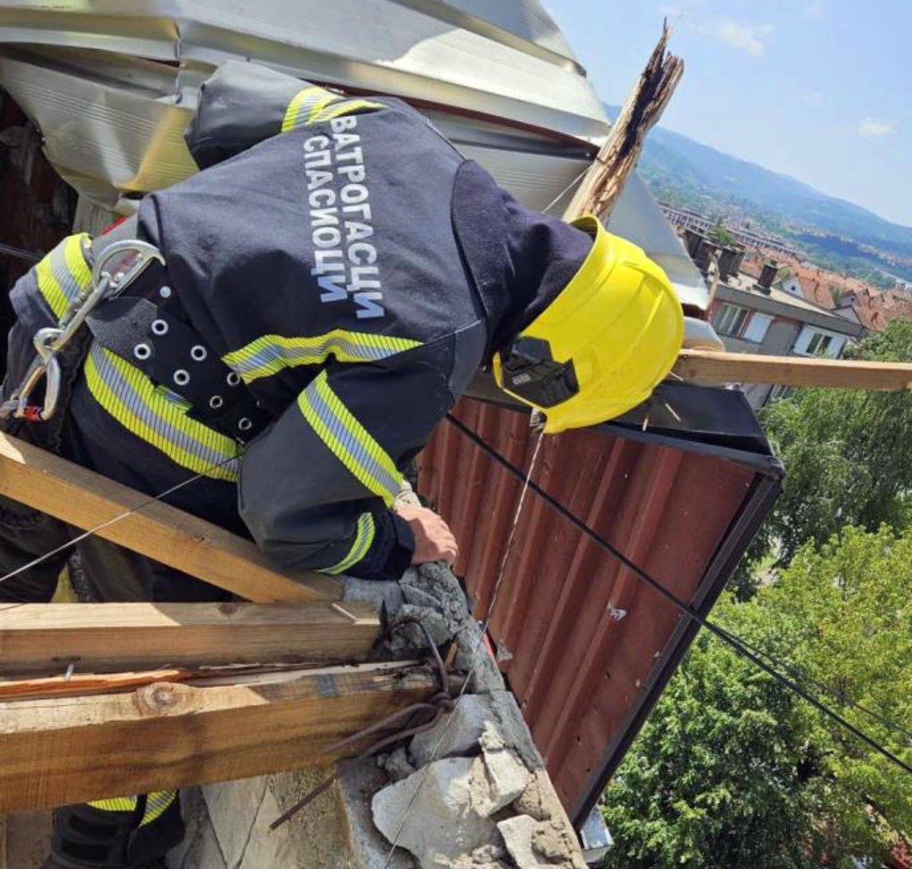 DRAMA U BORU SA SREĆNIM KRAJEM! Dečak propao kroz svetlarnik&hellip;