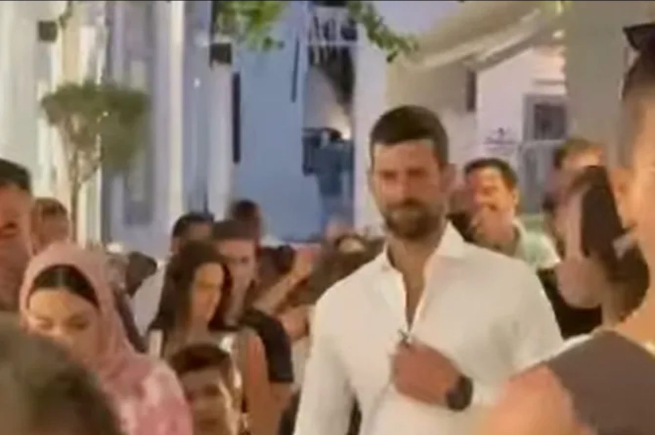 Novak Đoković snimljen tokom noćne šetnje na Mikonosu: Navijači ga&hellip;