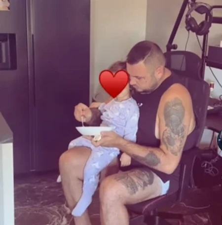 (FOTO) FILIP CAR HRANI ĆERKU LEONU Nakon pomirenja sa Aleksandrom brine o naslednici: „Ko koga ovde čuva?“