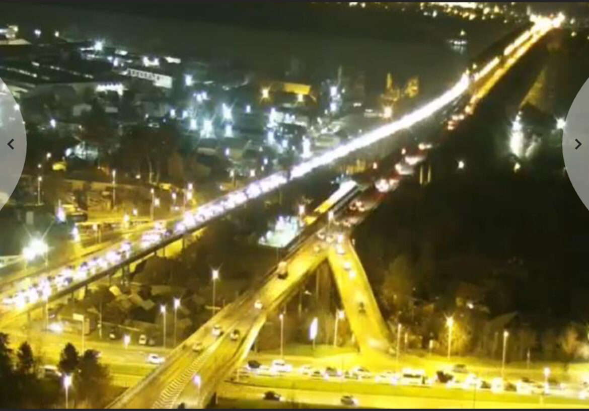 (FOTO) NA OVOJ SAOBRAĆAJNICI DOSLOVNO IGLA NEMA GDE DA PADNE Presek stanja u saobraćaju, kolone se formirale na ovim deonicama! Samo je jedna PROHODNA
