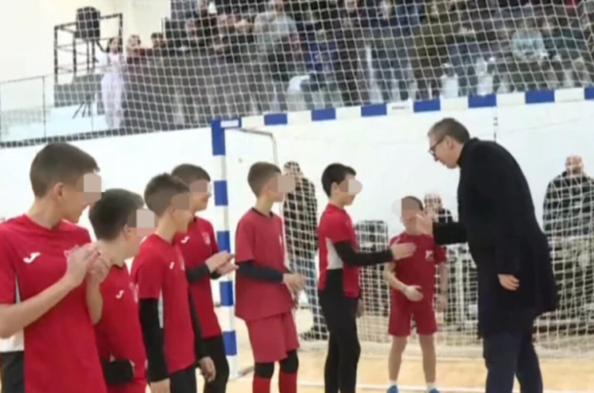 „PENZIONERI ĆE 4. I 5. JANUARA DOBITI NAJVEĆE PENZIJE U ISTORIJI! Vučić u Putincima na otvaranju sportske hale: „SUDITE PO DELIMA, SLEDEĆA GODINA ODLUČUJUĆA“!