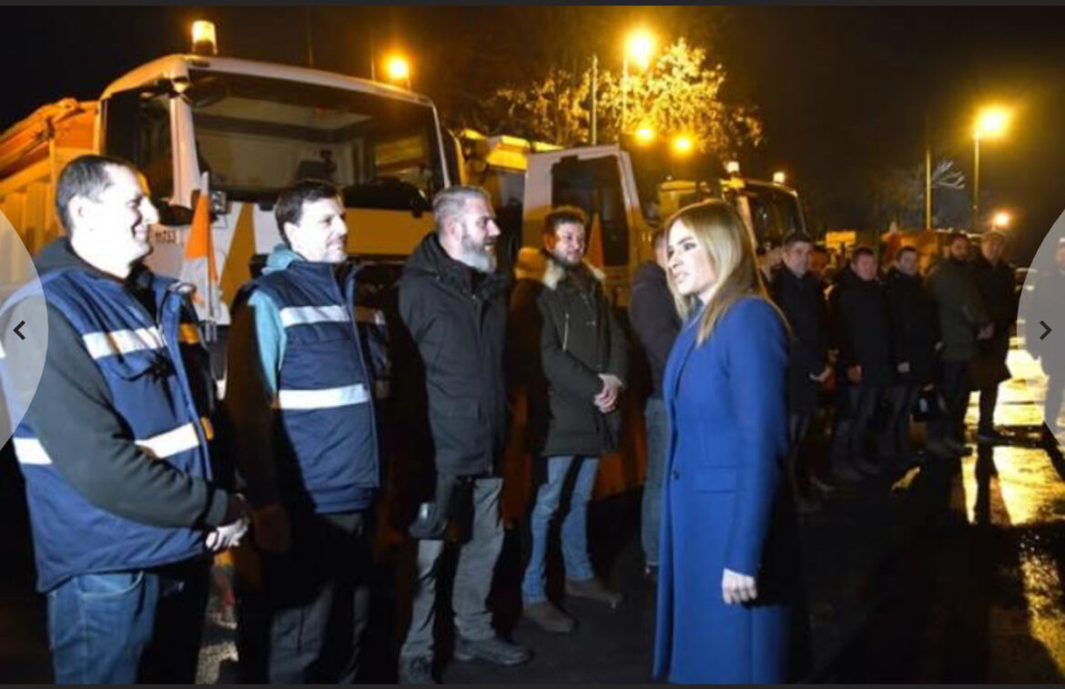 DOK VEĆINA SLAVI, ONI SU NA ULICAMA, U AUTOBUSIMA – PO MRAZU, KIŠI, SNEGU… Ministarka Stamenkovski uoči Nove godine posetila radnike GSP i Beograd puta