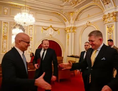 (VIDEO) BRATSKI SUSRET VUČEVIĆA I FICA! Lider SNS u Bratislavi na obeležavanju Dana državnosti Srbije: „Naši prijatelji nas nikad nisu izneverili!“