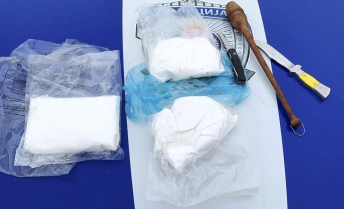 UHAPŠENO DVOJE U BEOGRADU ZBOG DROGE: Policija u autu na Novom Beogradu našla skoro 3 kilograma amfetamina i hladno oružje