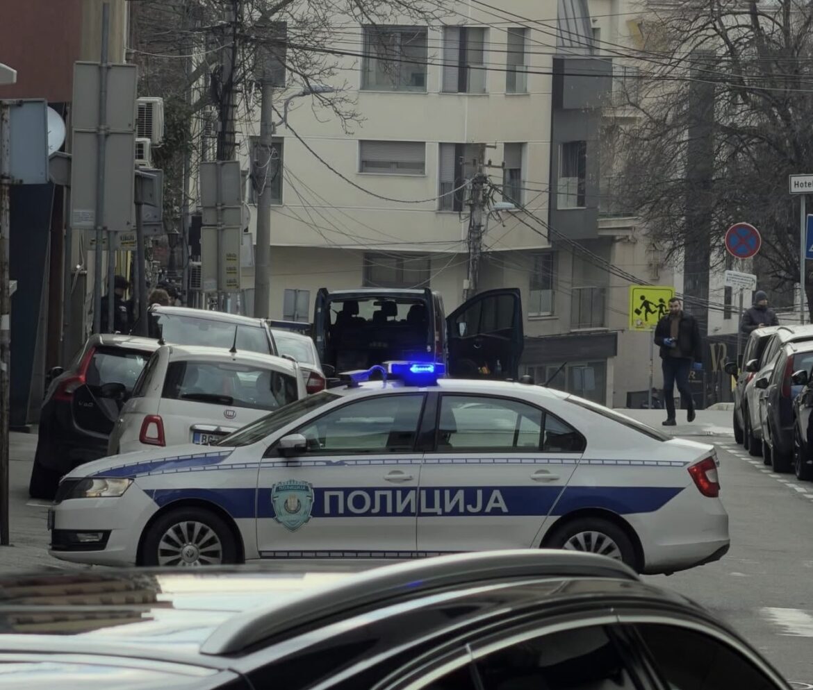 PRONAĐENA BOMBA NA VRAČARU! Eksplozivna naprava postavljena ispred poznatog ugostiteljskog objekta! POLICIJA BLOKIRALA ULICU!