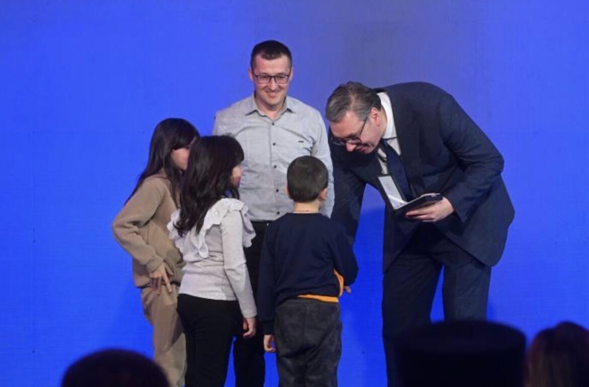 Na Sretenje dodeljena najviša priznanja! Predsednik Vučić uručio odlikovanja jedinicama i ustanovama Vojske Srbije povodom Dana državnosti (FOTO)