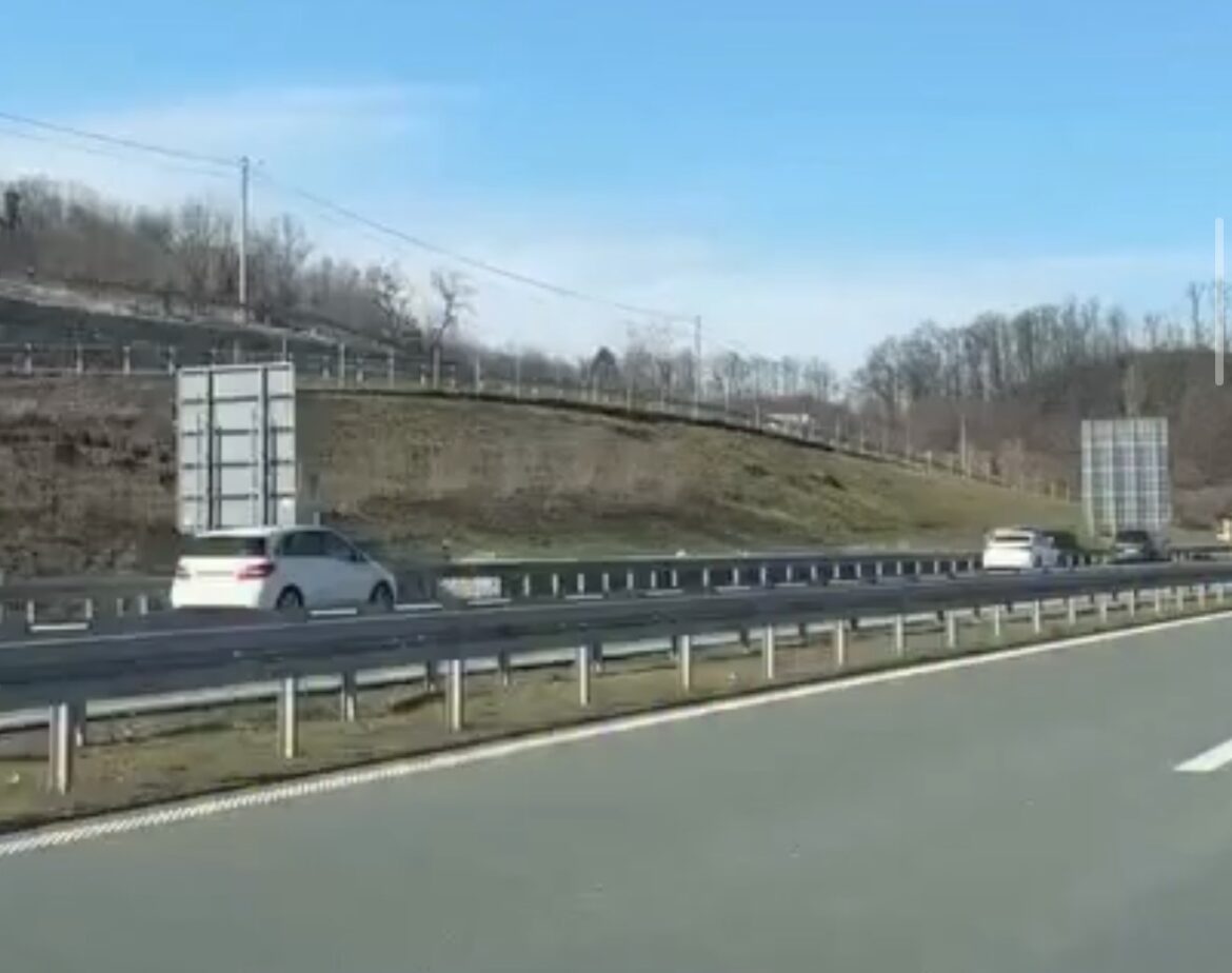 VOZAČI NISU HTELI DA ČEKAJU, PA POTEZOM RIZIKOVALI ŽIVOTE!? Saobraćaj obustavljen zbog SUDARA, pojedini se poneli BAHATO: Haos na auto-putu „Miloš Veliki“