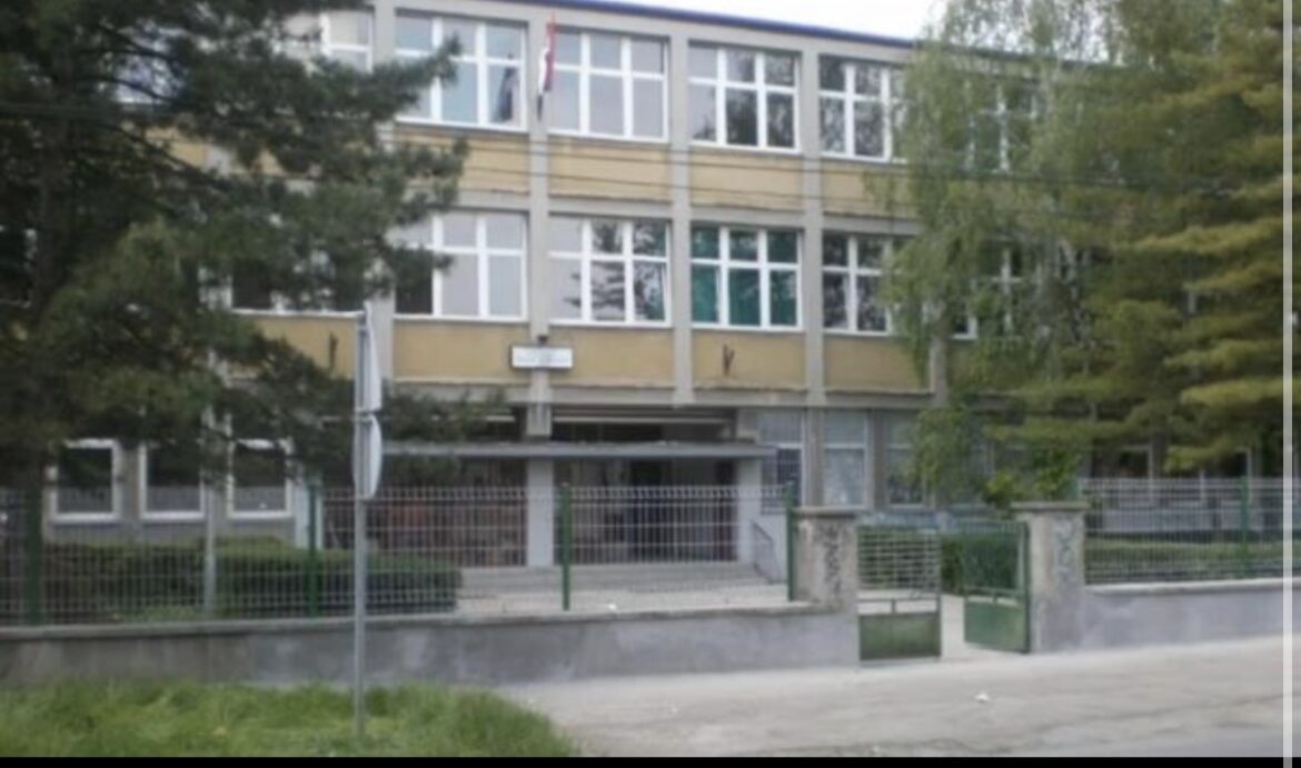 POLICIJA U OŠ „RADE KONČAR“ U ZEMUNU, UČENIK OBJAVIO UZNEMIRUJUĆU PORUKU: U toku je razgovor policije sa učenikom i njegovim roditeljima