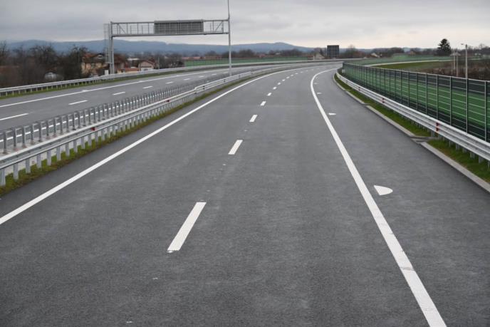 AMSS: Saobraćaj slabijeg intenziteta zbog praznika, zadržavanja na granici za teretna vozila