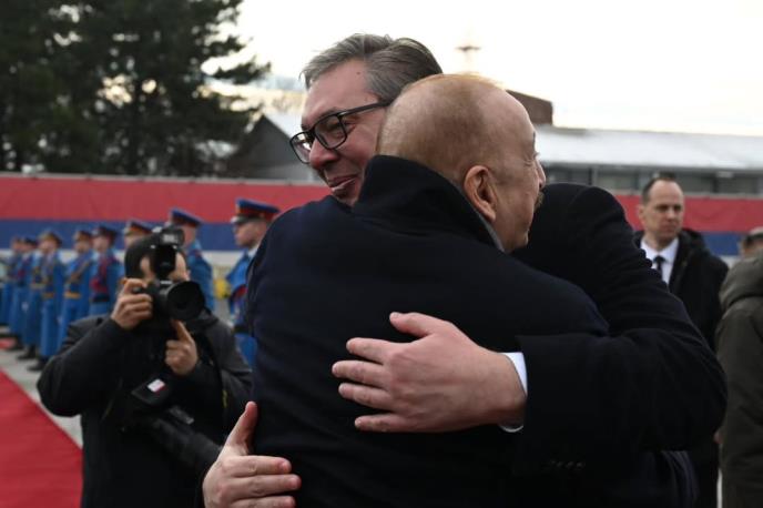 „BILA MI JE VELIKA ČAST“ Vučić ispratio Alijeva srdačnim zagrljajem: Hvala Vam, dragi prijatelju, na poseti! Do skorog viđenja! (FOTO)