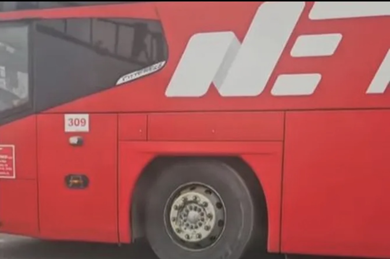Šok snimak iz Beograda! Autobus „lebdi“ na 3 točka: Sada&hellip;
