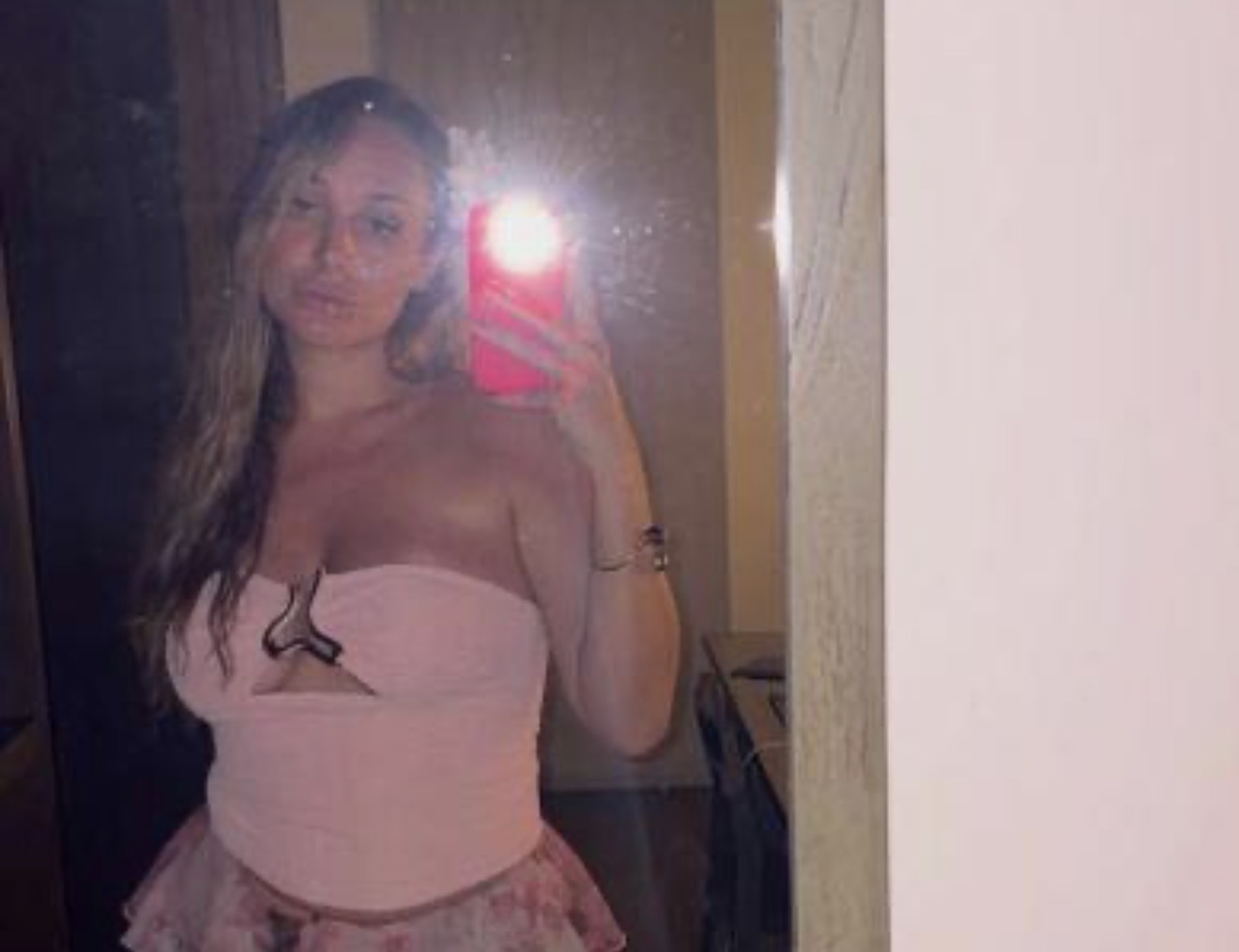 MOKRA KOSA, GOLA RAMENA I DUGE NOGE U PRVOM PLANU:&hellip;