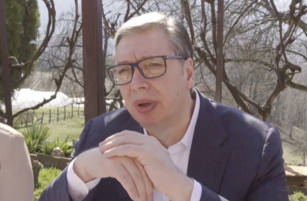 UŽIVO VUČIĆ OBILAZI SELO KOTRAŽA U LUČANIMA Predsednika ugostila porodica Repanović