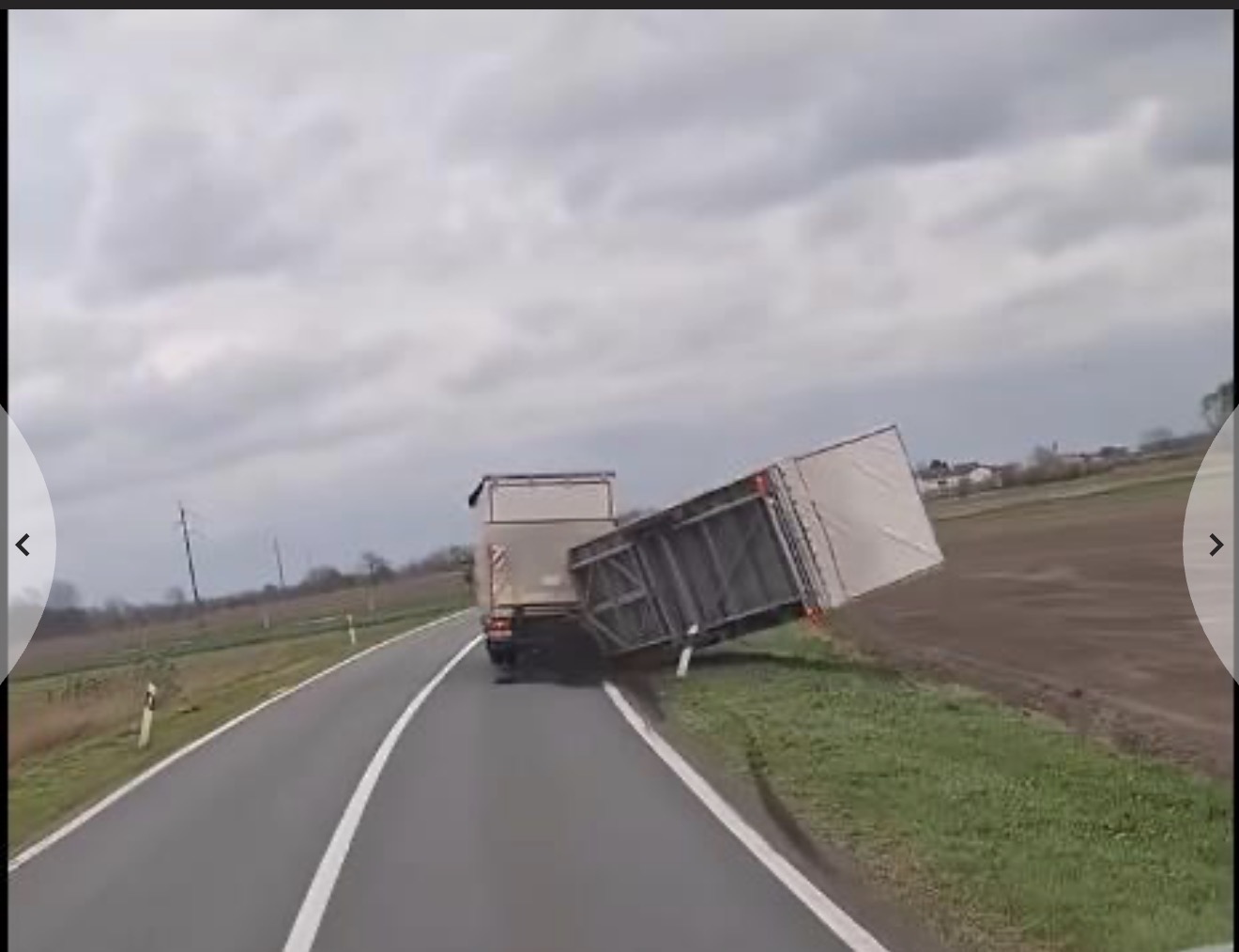SNAŽAN VETAR UDARIO U KAMION, PRIKOLICA SE PREVRNULA! Jeziv snimak&hellip;