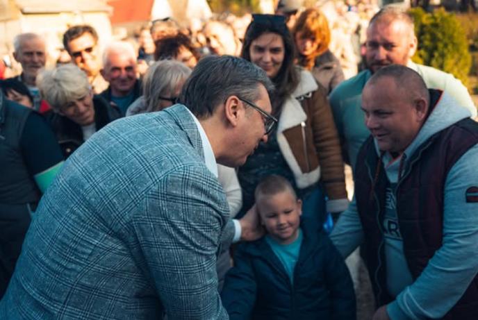 PORODICE SA MALIŠANIMA DOČEKALE VUČIĆA SA ODUŠEVLJENJEM Predsednik iz Crvenke poručio: „Sve što radimo, radimo zbog budućnosti naše dece“ (FOTO)