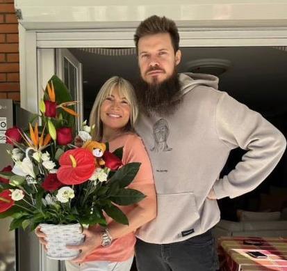 SIN SUZANE JOVANOVIĆ IZVEO ĆERKU U PRVU ŠETNJU: Sa suprugom&hellip;