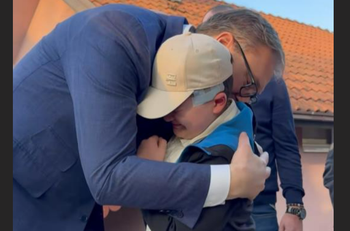 „DANAS MI JE NAJBOLJI DAN NA CELOM SVETU, DOLAZI MI PREDSEDNIK“ Ovo je mali Andrija, suze krio ručicama, tata ga teši: Evo ga sine, vidiš da je došao (VIDEO)