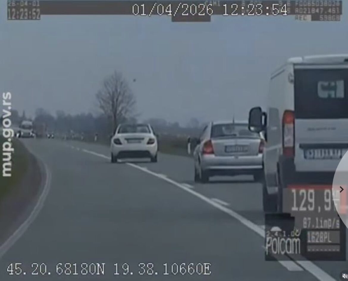 POGLEDAJTE KAKO VOZAČ „MERCEDESA“ DIVLJA KROZ RUMENKU: Nagazio 200 na sat i preticao kolonu preko pune linije!