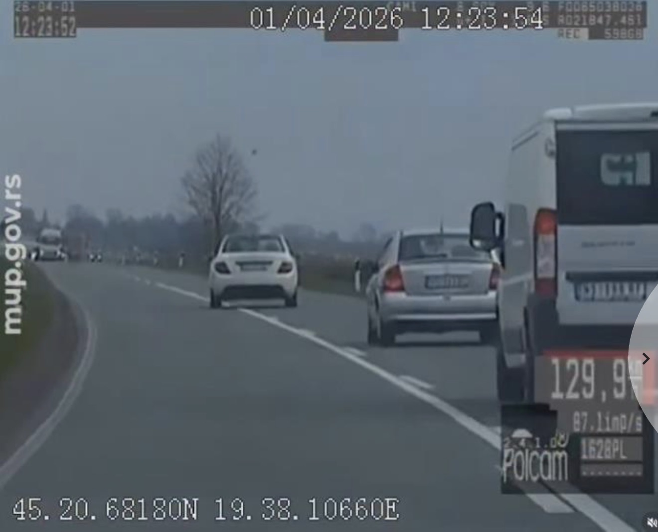 POGLEDAJTE KAKO VOZAČ „MERCEDESA“ DIVLJA KROZ RUMENKU: Nagazio 200 na&hellip;
