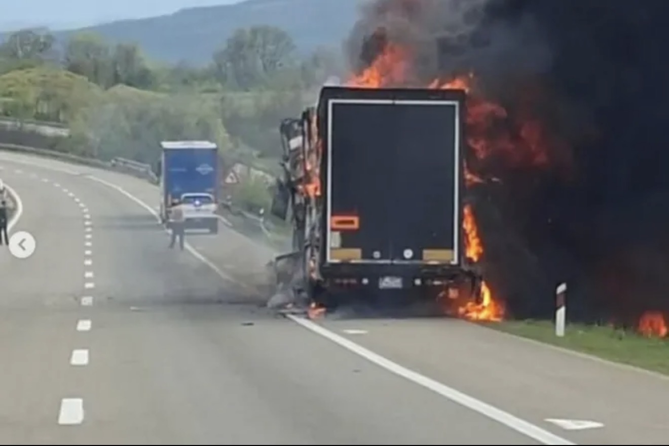 Dramatično na auto-putu kod Ražnja! Kamion u plamenu, gust dim&hellip;