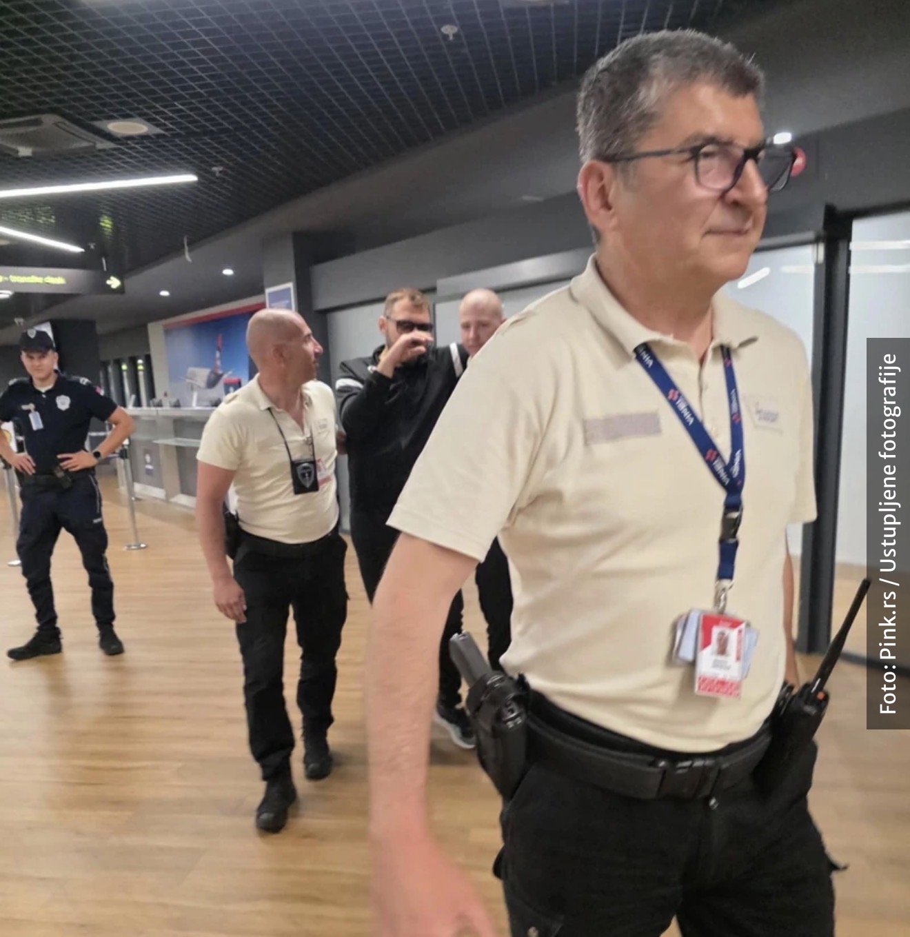 EKSKLUZIVNA FOTOGRAFIJA Pogledajte kako Slobu Vasića obezbeđenje izvodi sa aerodroma&hellip;