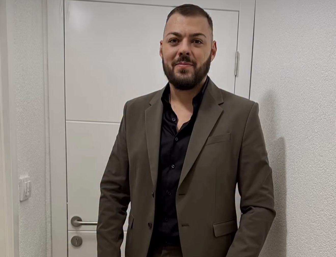 Sloba Vasić napustio kliniku Laza Lazarević, ne skida naočare: “Bio&hellip;