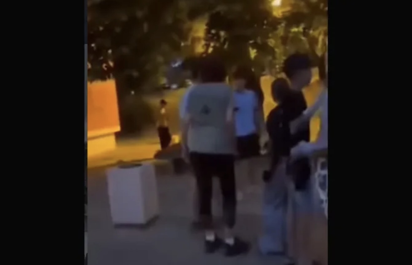 Haos na Petlovom brdu! Žena i muž metlom nasrnuli na&hellip;