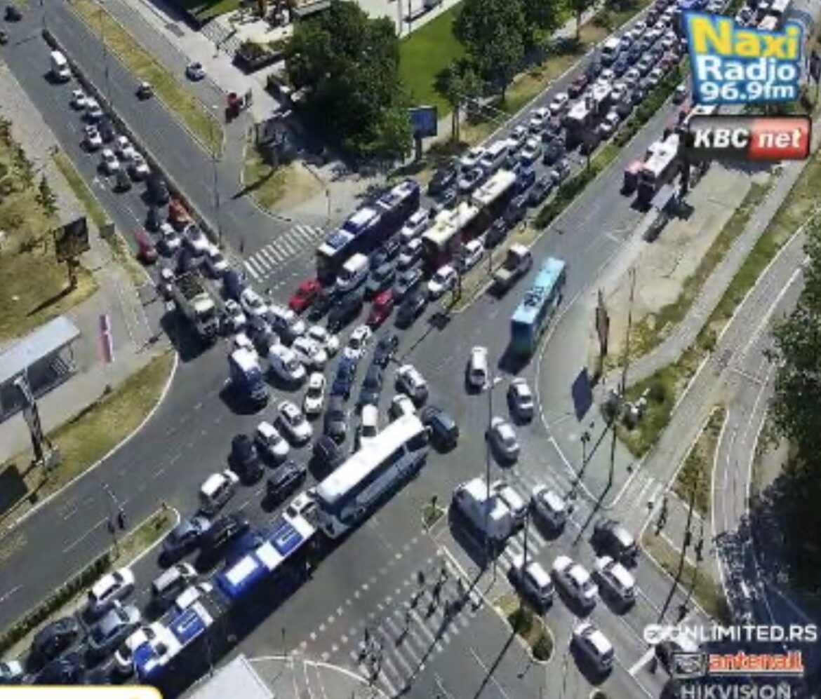 OPŠTI KRKLJANAC U NOVOM BEOGRADU KOD UŠĆA, SVE STOJI! KOLONE ZA GRAD OD PALATE SRBIJA! Brankov i Gazela mile, a na Autokomandi gužve skoro da i nema! (FOTO)