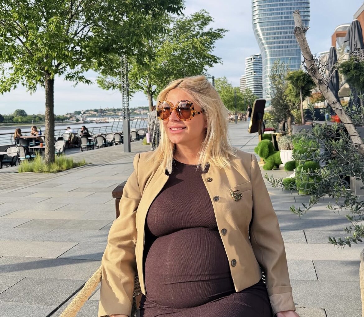 Oglasila se kuma Dee Đurđević: Presrećna zbog dolaska kumčeta, uputila emotivnu poruku mami i bebi